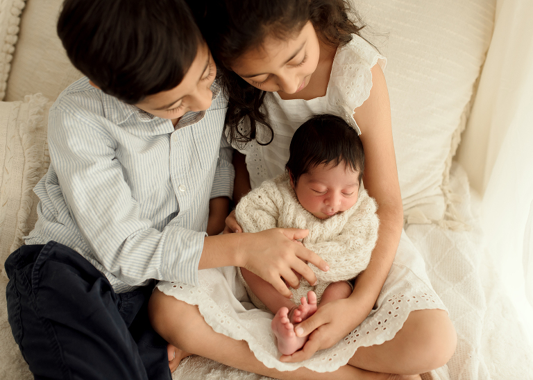 sibling posing ideas for newborn pics