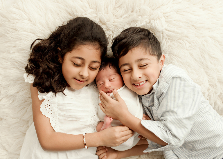 siblings on flokati