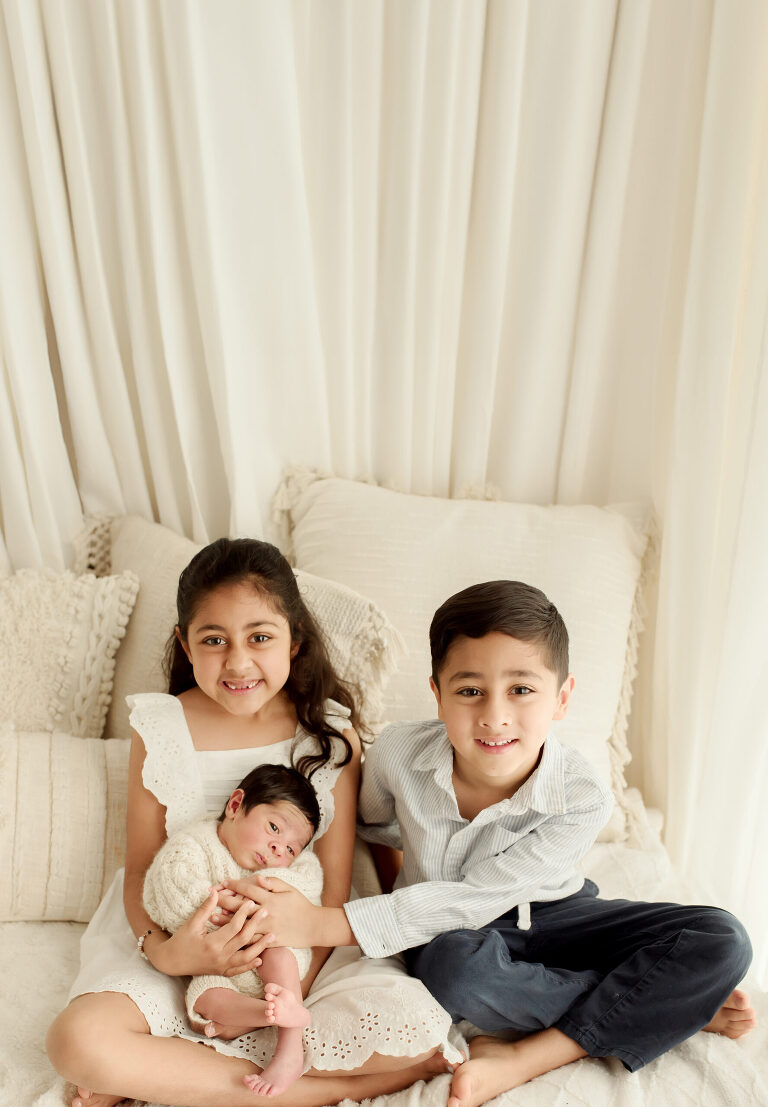 newborn photoshoot with siblings